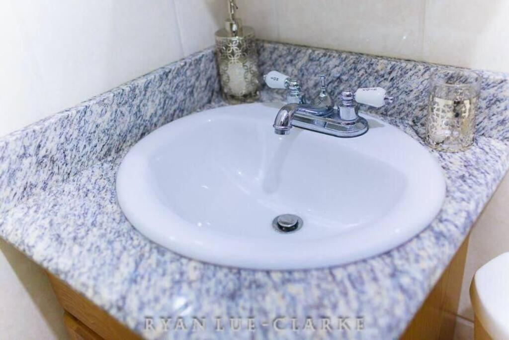 Shan'S Manor.... Excellent Location!!! Κίνγκστον Εξωτερικό φωτογραφία